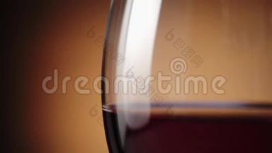 豪华红酒。 美味的葡萄酒，用棕色背景的酒杯中的美味红葡萄制成